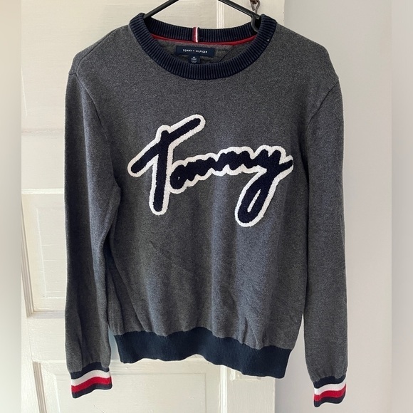 Tommy Hilfiger pullover sweater with large Tommy patch on the front - Picture 1 of 8